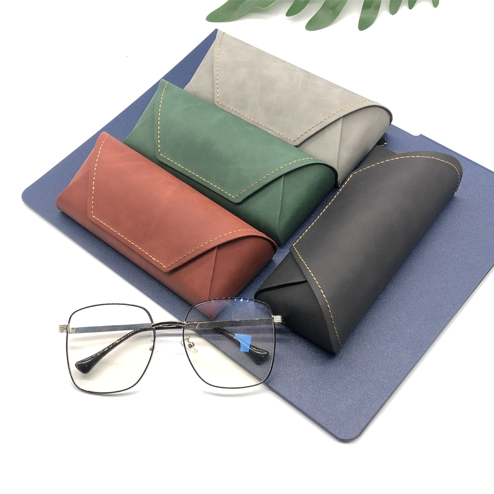 Travel Accessories Ideas - Étui à lunettes en PU et